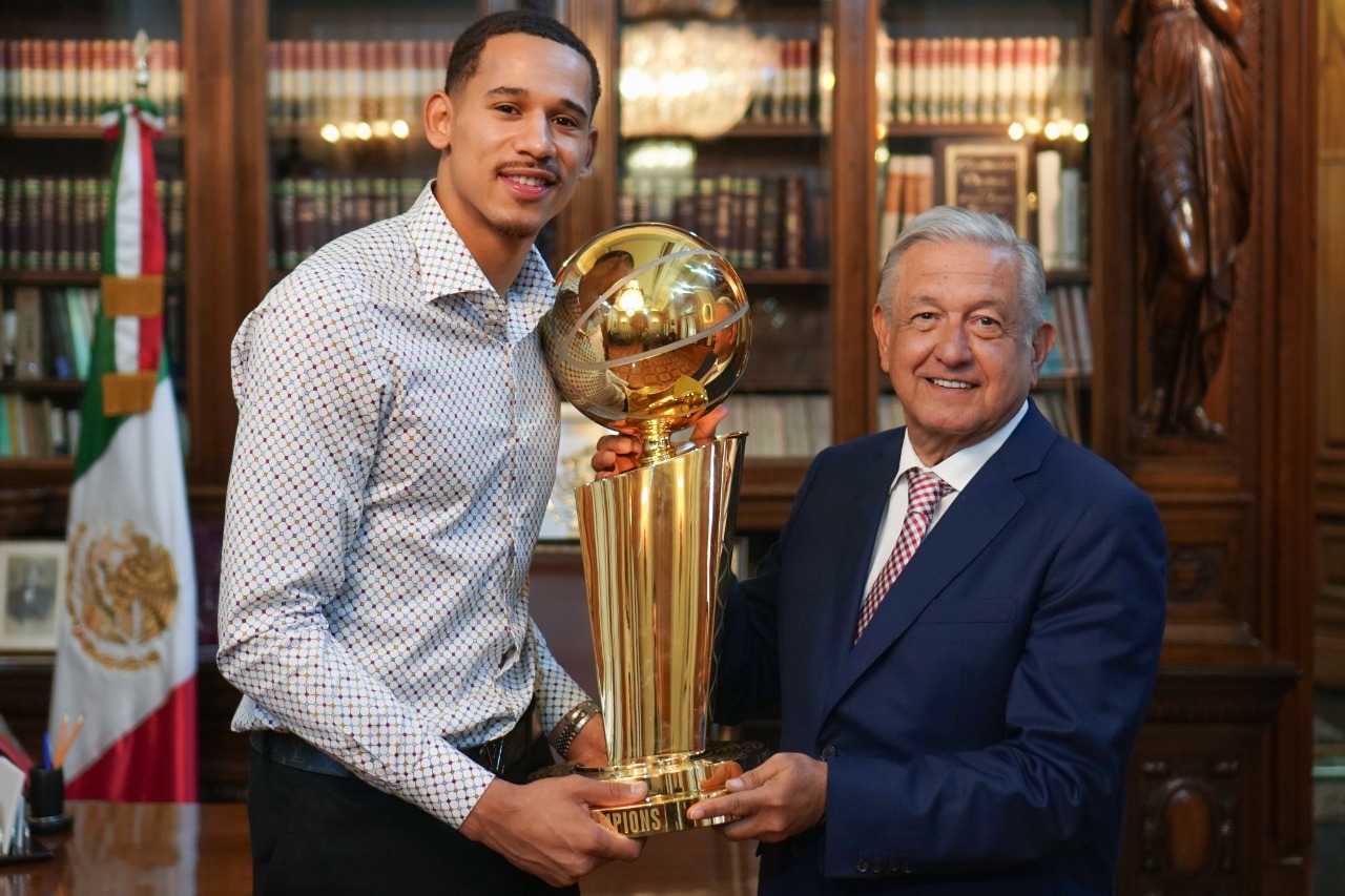 AMLO recibe en Palacio Nacional al basquetbolista Juan Toscano Anderson, campeón de la NBA