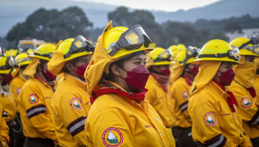 Honra Sedema labor de combatientes de incendios forestales