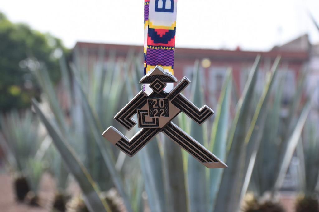 Presenta INDEPORTE playera y medalla del Medio Maratón de la Ciudad de México BBVA 2022