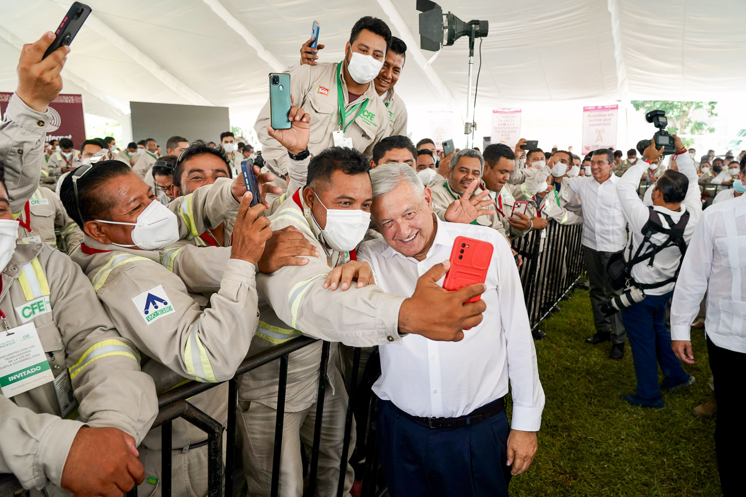 Instalación de 2 mil 800 antenas en todo el país acercará servicio de internet en todo el país: AMLO