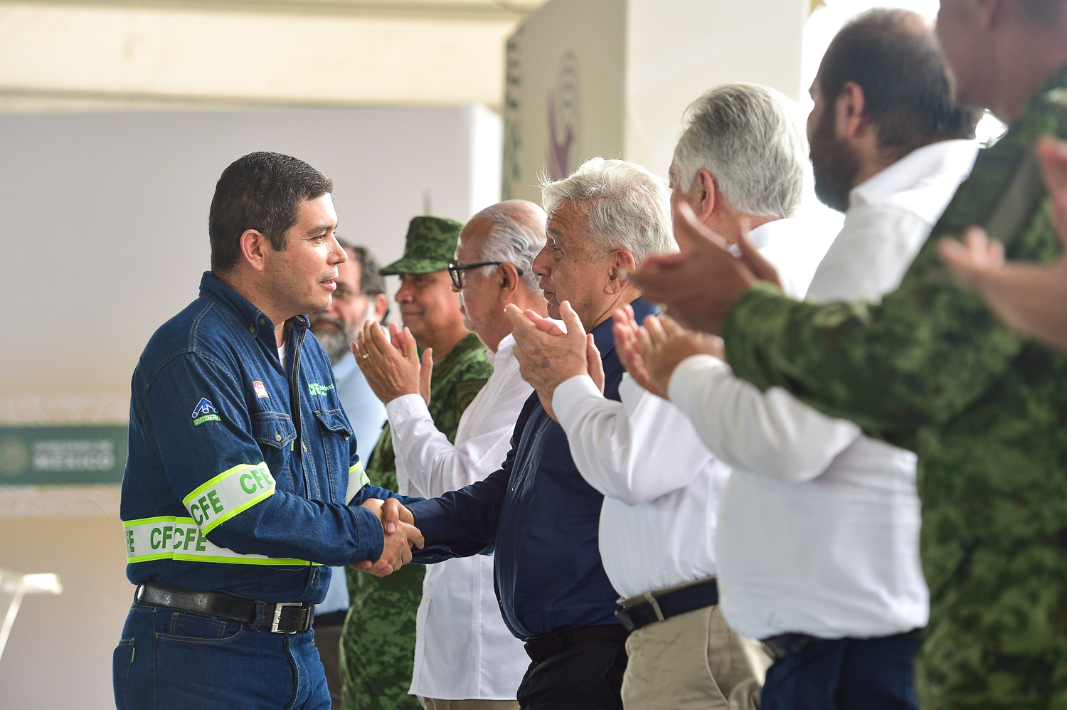 Gobierno de la Cuarta Transformación impulsará mecanismo para evitar privatizaciones en CFE, anuncia AMLO