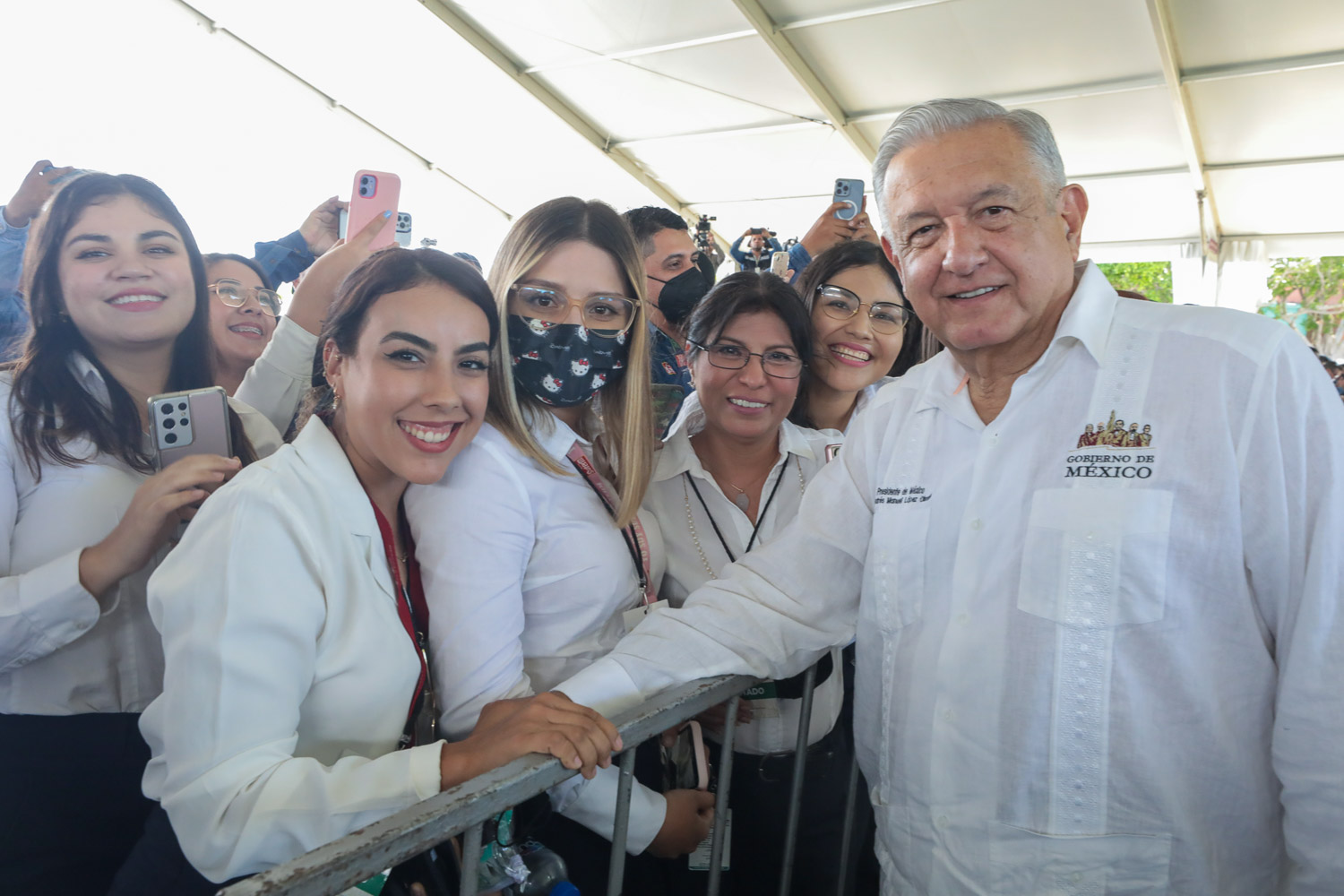 AMLO llama a trabajadores de la CFE a lograr objetivo de conectar con internet al país