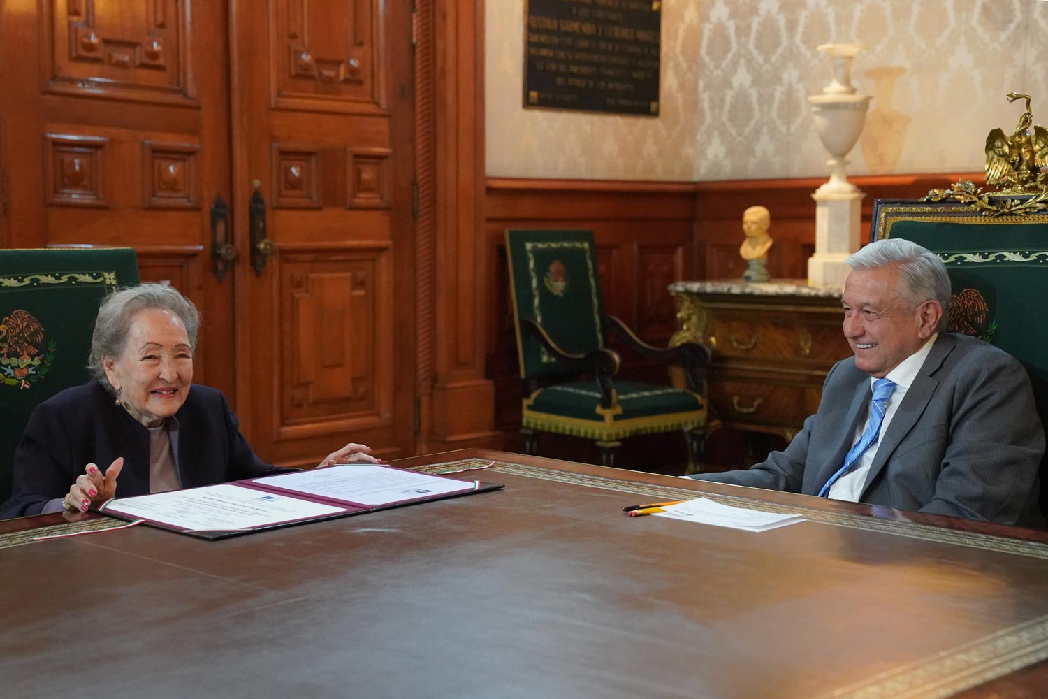AMLO entrega a familiares de diplomático Gilberto Bosques Saldívar reconocimiento de UNESCO por contribuciones humanitarias