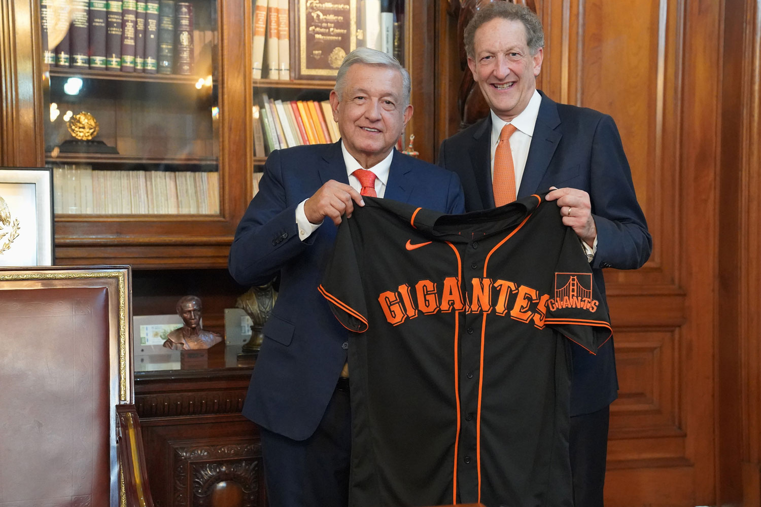 AMLO recibe en Palacio Nacional a directivos de equipos y Grandes Ligas de Béisbol