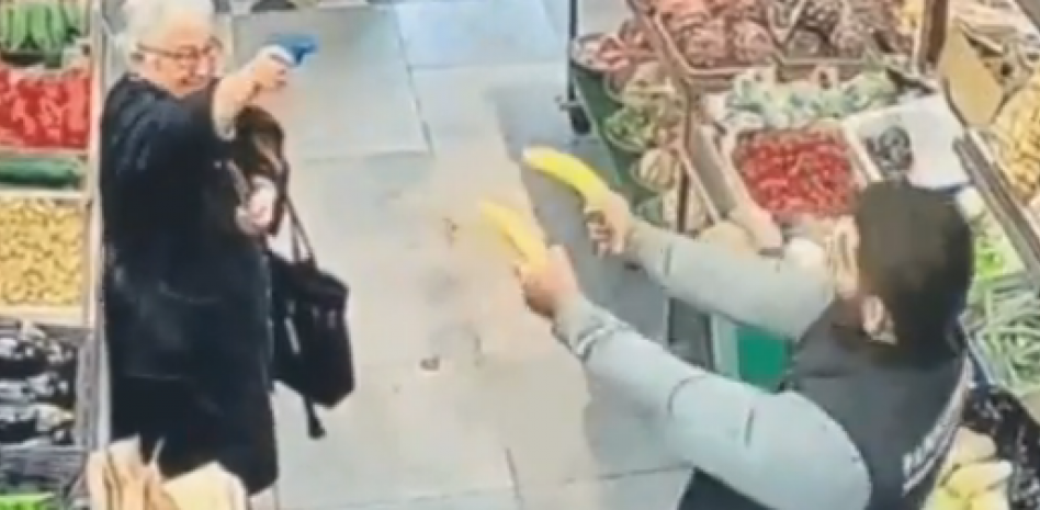Como en el viejo oeste. Video de Adulto mayor contra reponedor en centro comercial, supera los 50 millones de vistas.