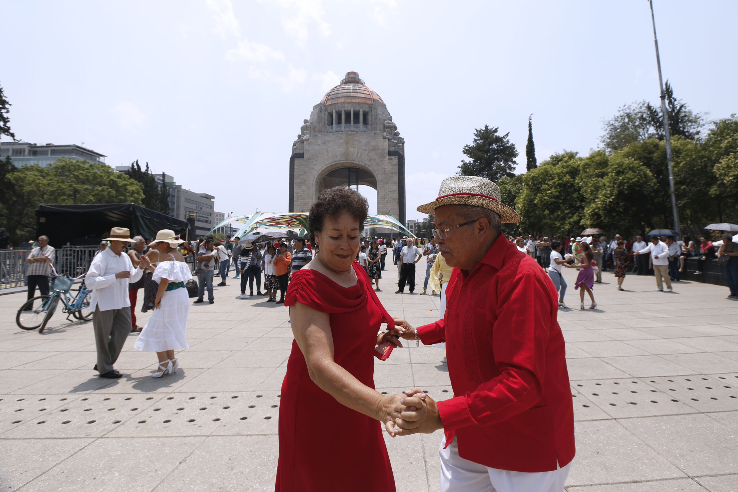 Alrededor de 5 mil personas mayores sacan sus mejores pasos de baile en el Monumento a la Revolución para celebrar su día