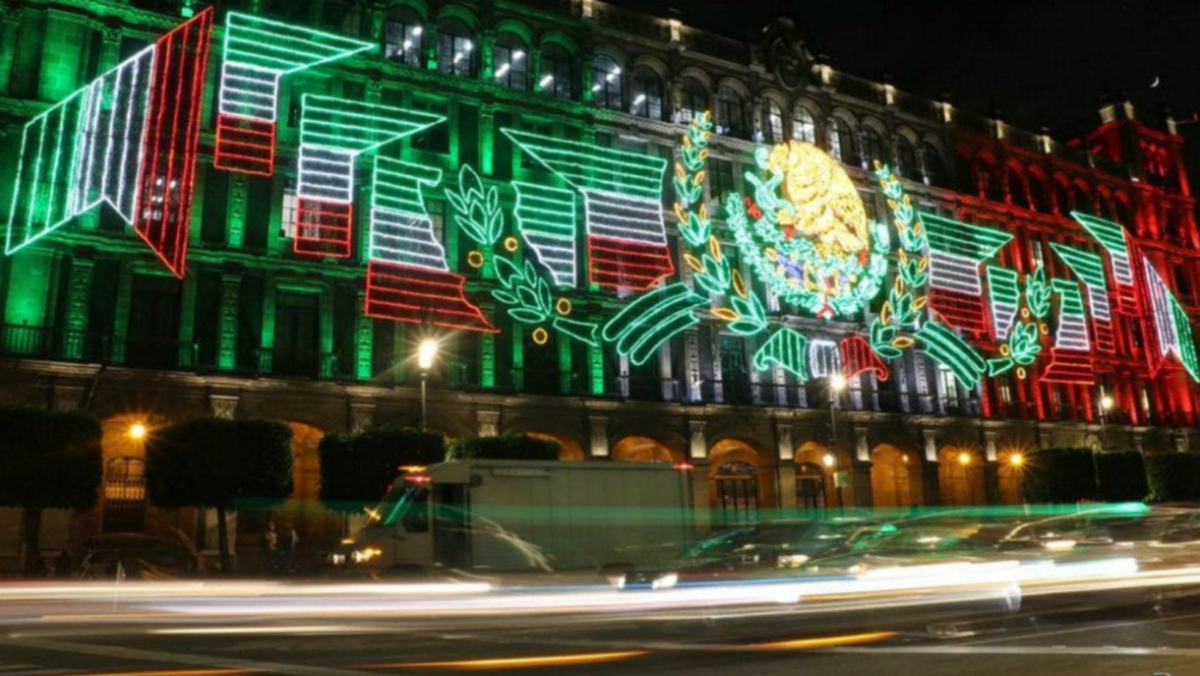 Adornarán cuatro luminarias monumentales el Zócalo capitalino para celebrar la Independencia
