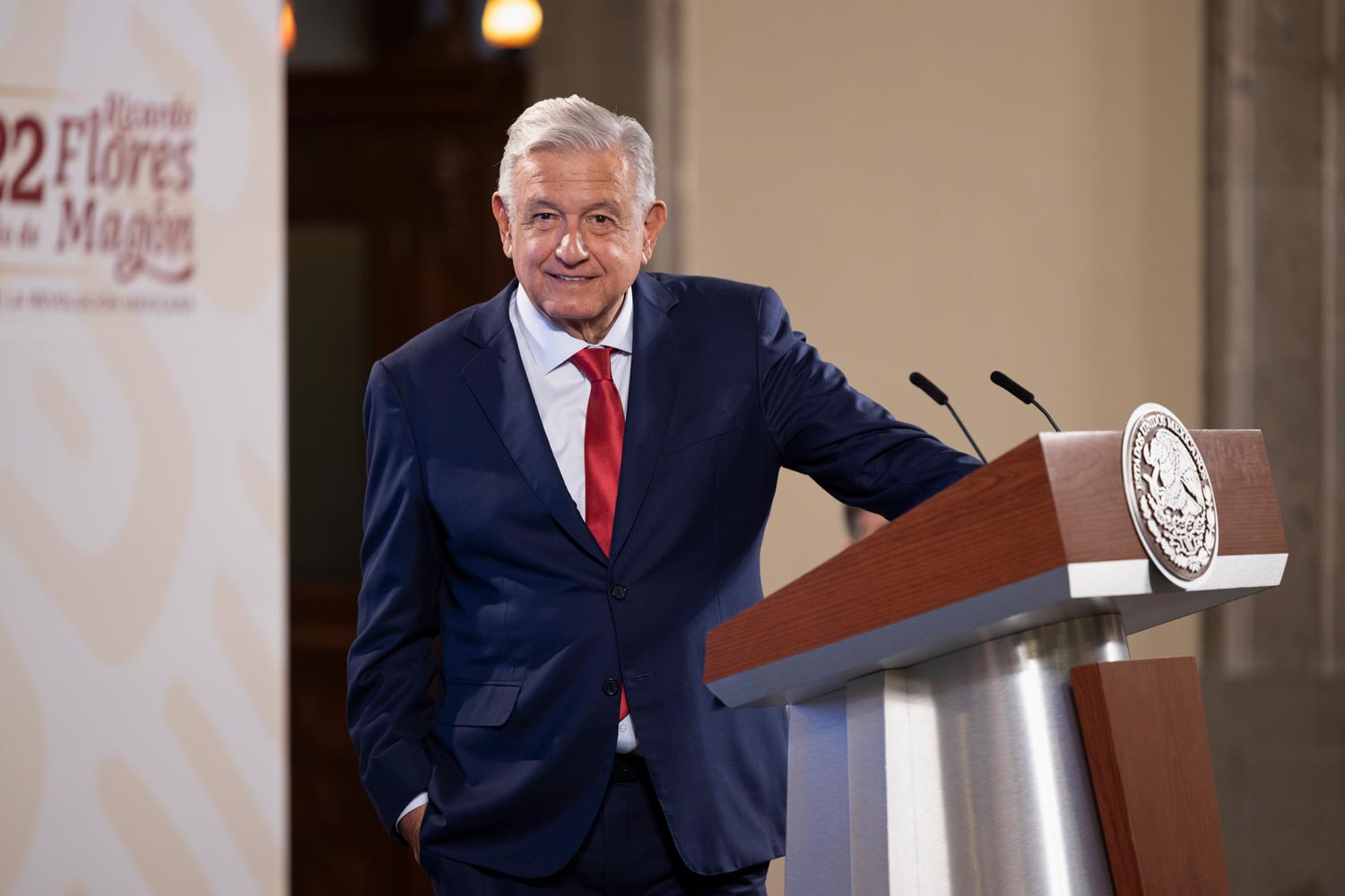 AMLO rechaza construcción de muros fronterizos para contener migración; fenómeno requiere atender causas, afirma