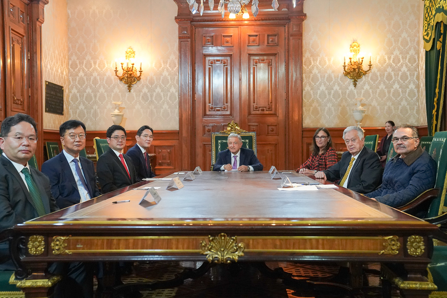 Presidente dialoga con directivos de Samsung sobre construcción y energía