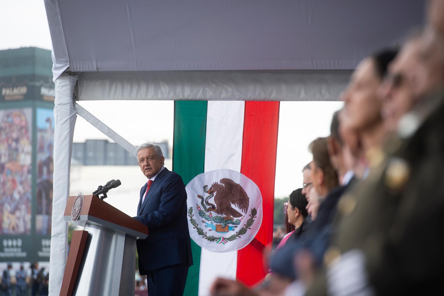 AMLO propone tregua por la paz en desfile del 212 Aniversario de la Independencia