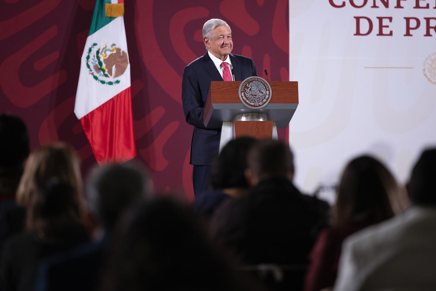 Defunciones por COVID-19 alcanzan su nivel más bajo en México: AMLO