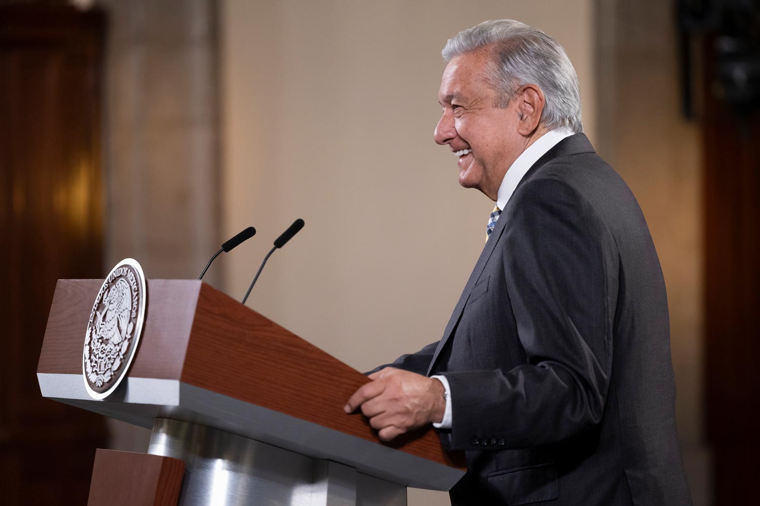 AMLO destaca tendencia a la baja de defunciones por COVID-19; México registra reducción de casos por once semanas continuas