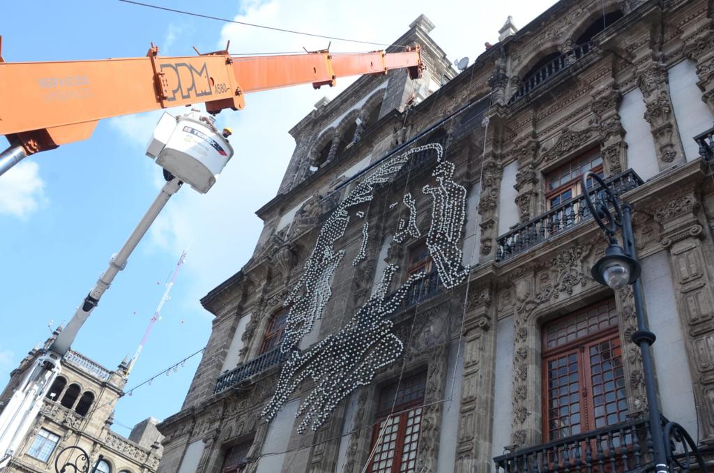 Inicia instalación de alumbrado decorativo en el Zócalo Capitalino por las Fiestas Patrias