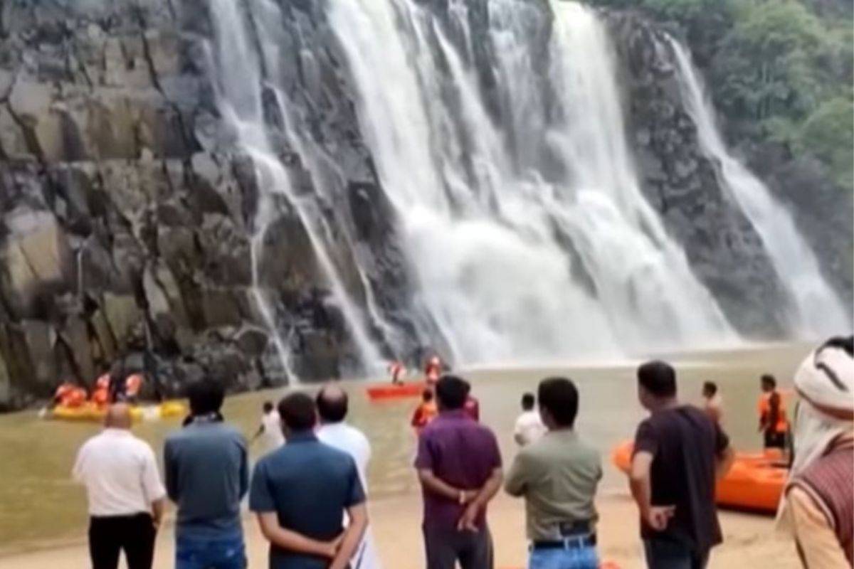 Familia fallece tras intentar salvar a hermanas que cayeron de una cascada… se tomaban una selfie