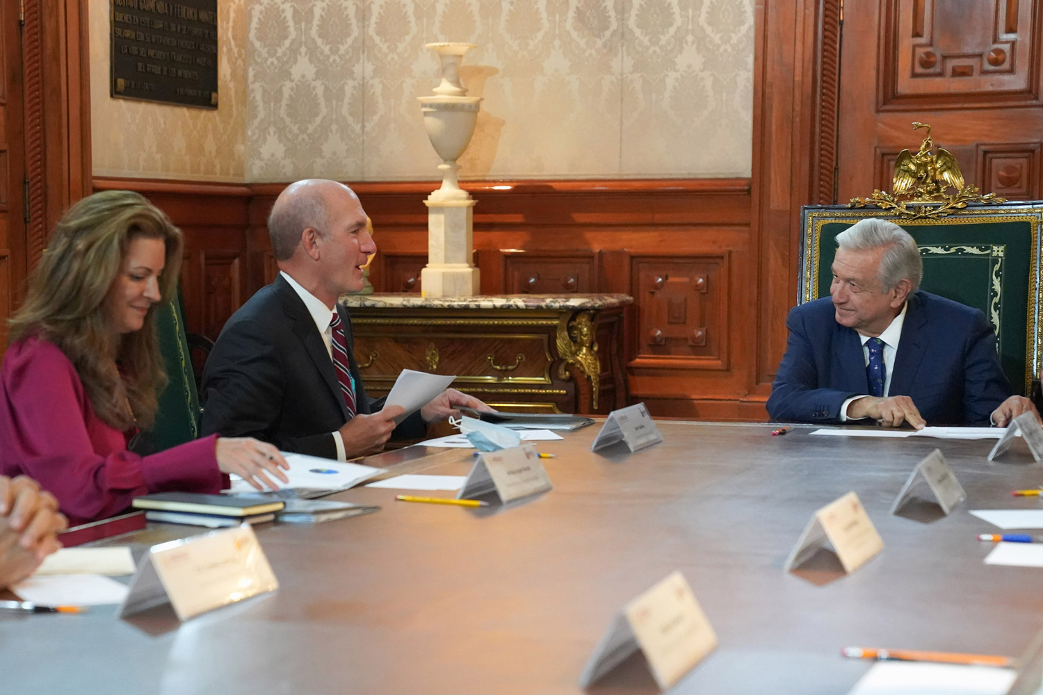 AMLO recibe en Palacio Nacional a directivos de AT&T; mantienen interés en mejorar telecomunicaciones, afirma