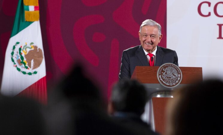 AMLO llama a difundir daños de cigarros electrónicos; Cofepris presenta realidad detrás del vapeo
