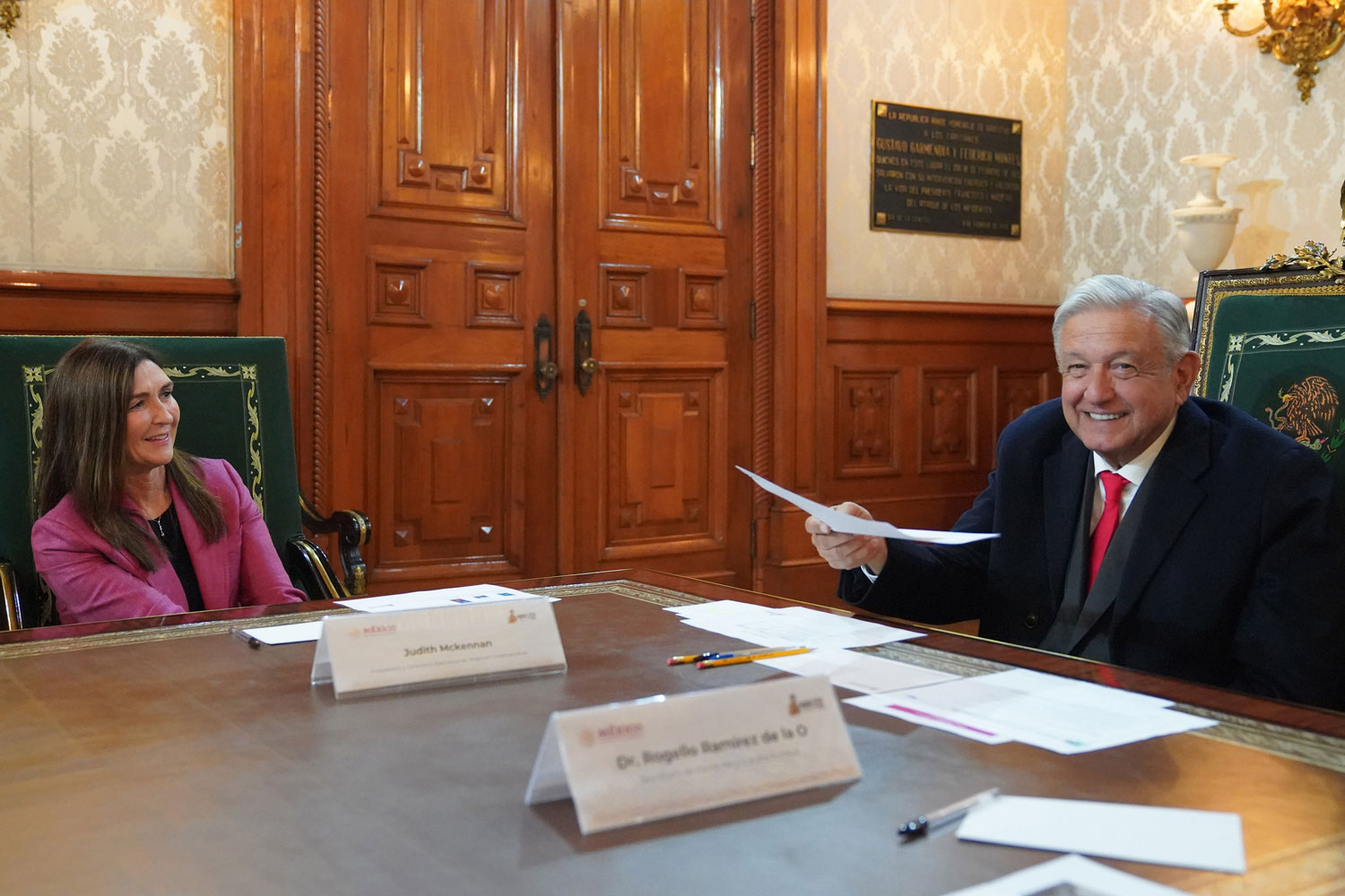 AMLO se reúne con directivos de Walmart en Palacio Nacional; establecen compromiso de bajar precios de alimentos