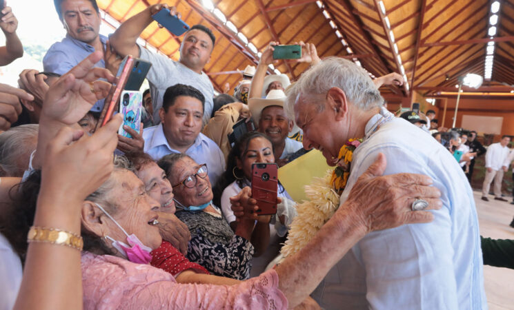 Habrá presupuesto para caminos y entrega de fertilizantes gratuitos en Puebla, anuncia AMLO