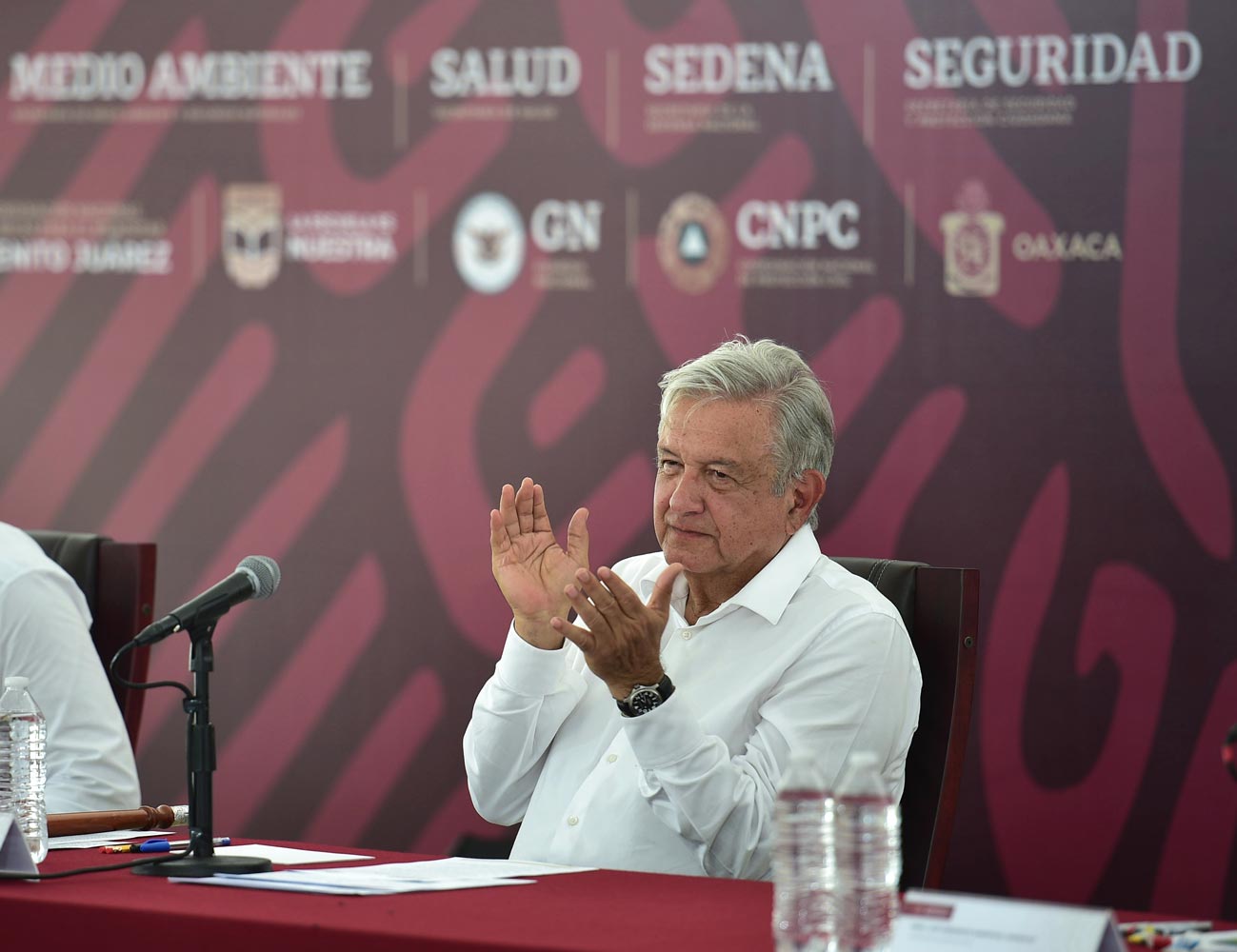 AMLO supervisa acciones de apoyo a afectados por huracán Agatha