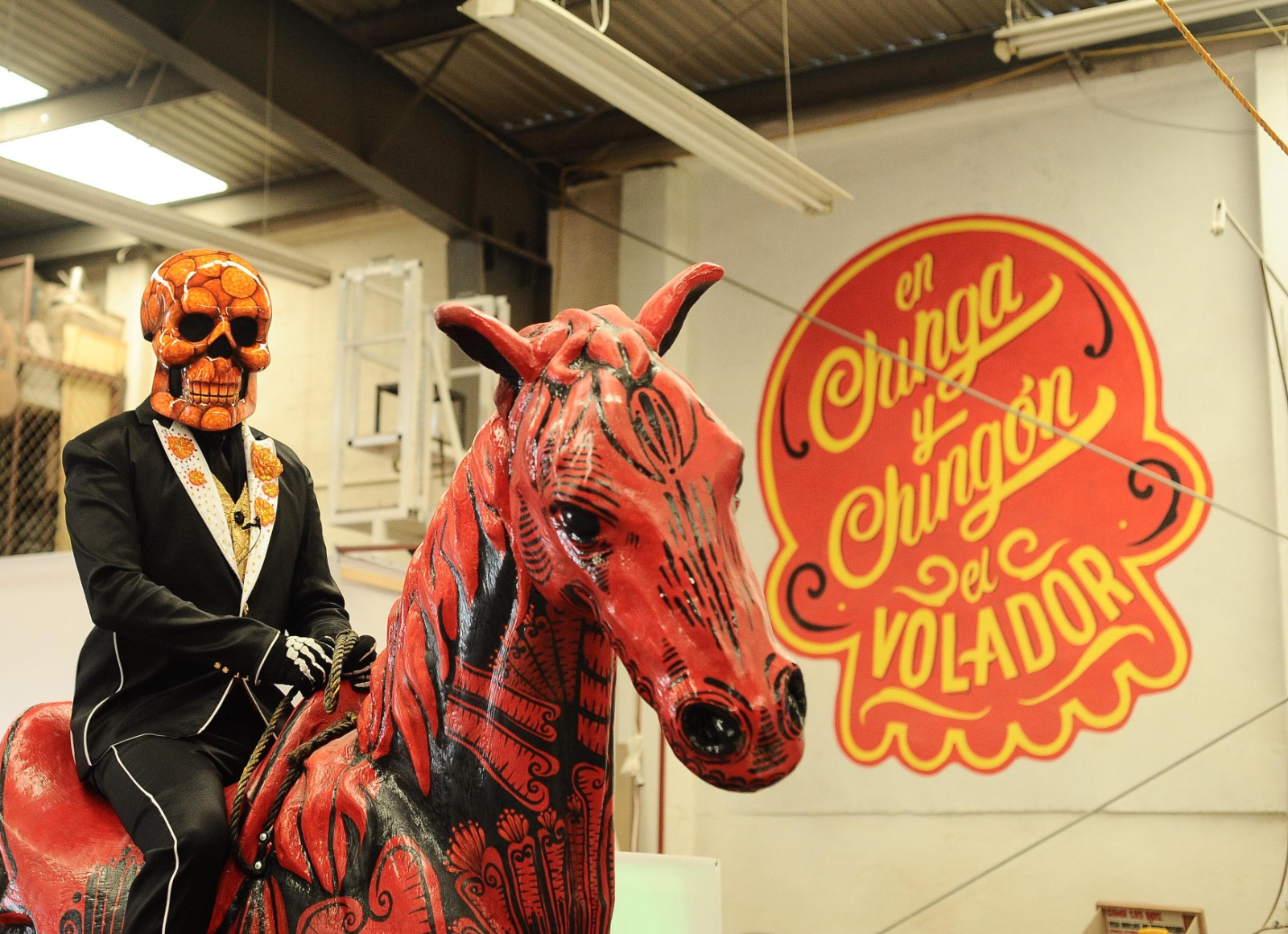 La Ciudad de México Celebra Día de Muertos con Cartonería Monumental y Carros Alegóricos
