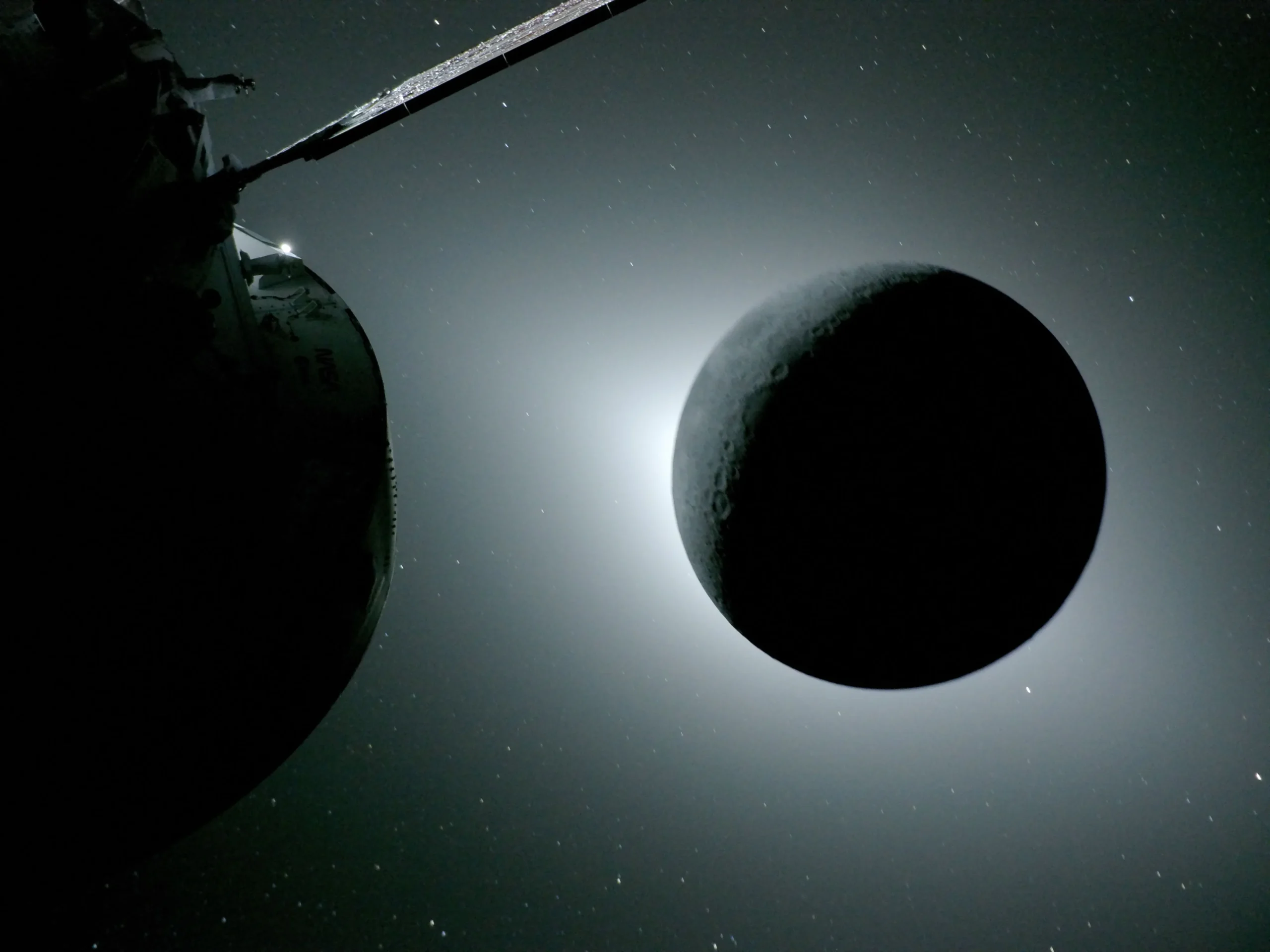 Artemis II regresa a la Tierra tras sobrevolar la Luna y batir el récord de distancia humana en el espacio