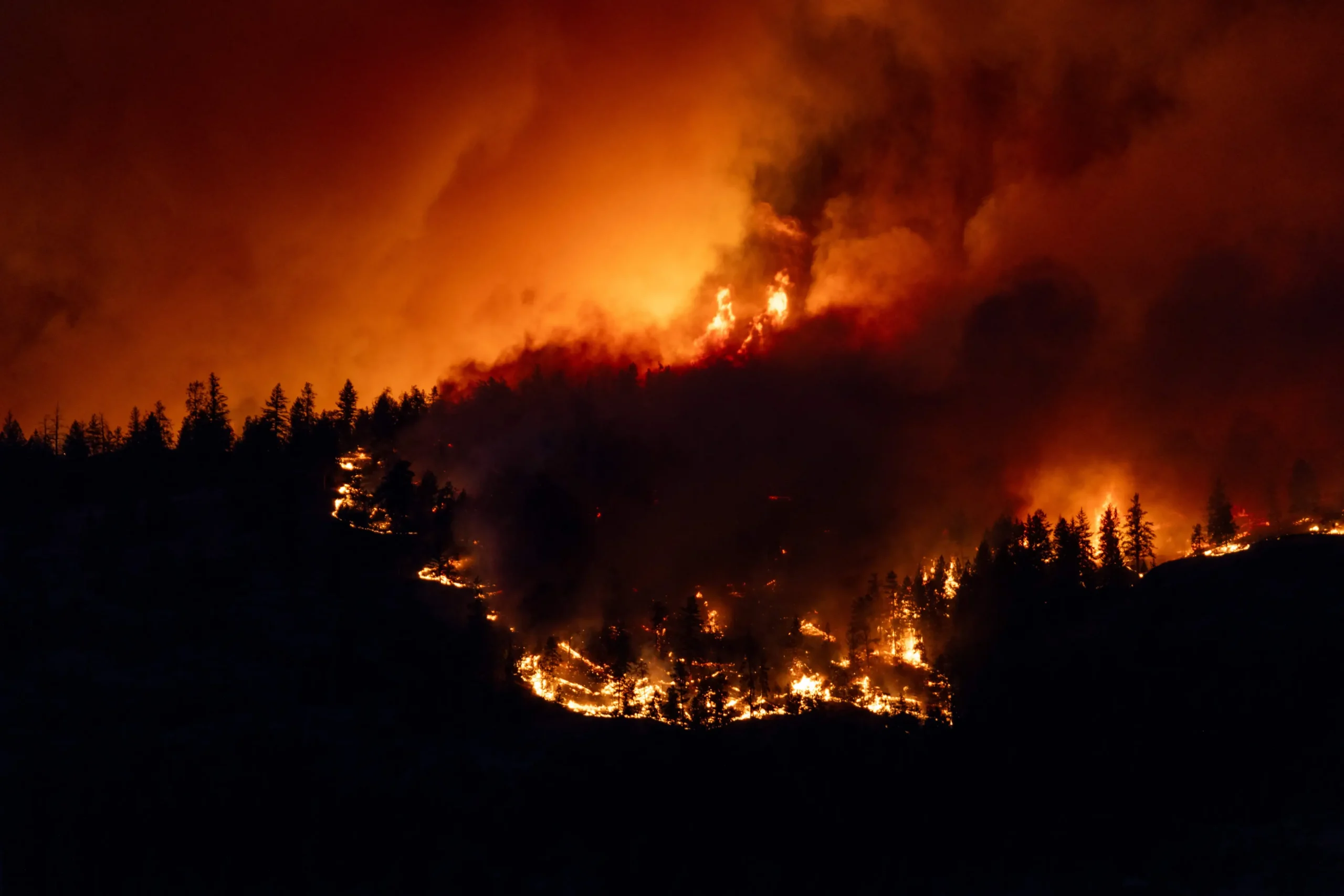 Incendios forestales asolan  Canadá con evacuaciones y cierres de carreteras