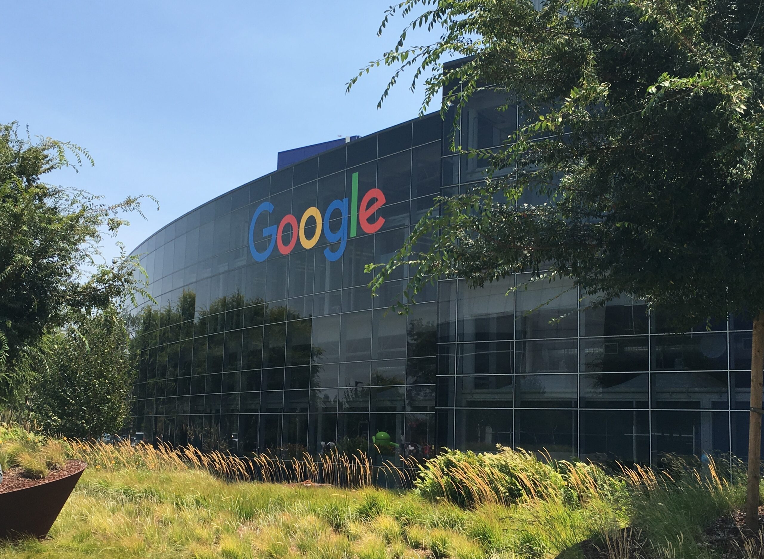 La UE multa a Google con 890 millones de euros por bloquear la competencia en el buscador y la Play Store
