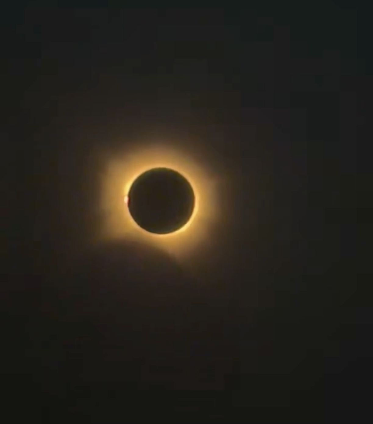 Eclipse solar total sorprende al hemisferio norte