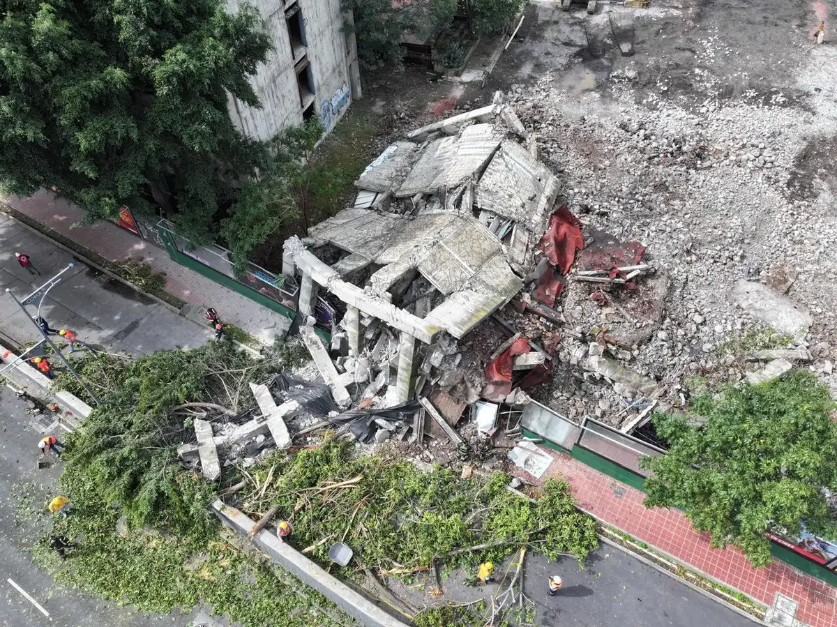 Colapsa edificio en demolición en Miguel Hidalgo