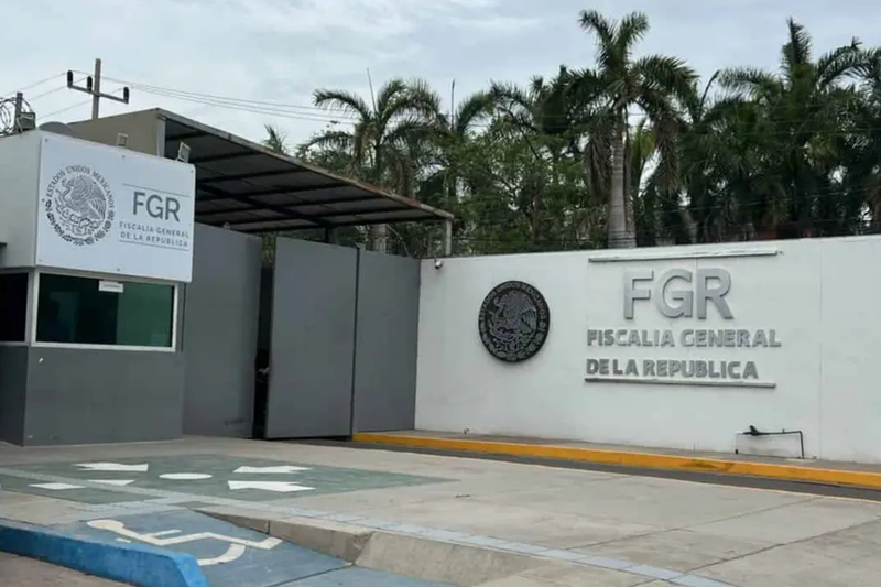 FGR asegura 49 toneladas y miles de litros de sustancias químicas en carretera Culiacán-Mazatlán
