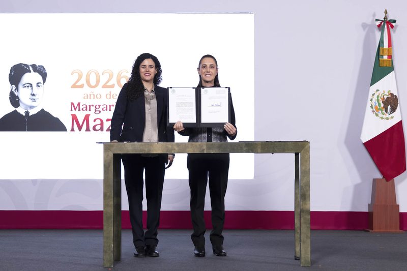 Presidenta firma la reforma de nacionalidad única