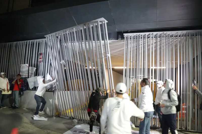 Trabajadores del IMSS irrumpen en sede sindical; acuerdan mesa de diálogo