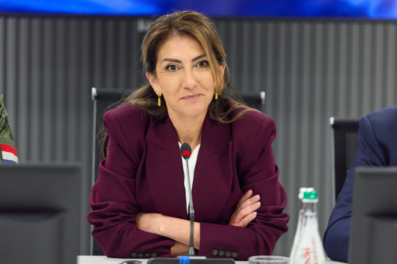 Ministra de defensa neerlandesa llama a Rusia “enemigo”; embajada pide explicaciones