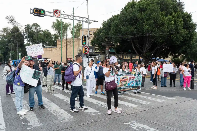 Trabajadoras y trabajadores en activo y jubilados del IMSS marchan en CDMX