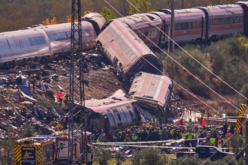 Choque ferroviario en España deja 68 muertos y más de 100 heridos