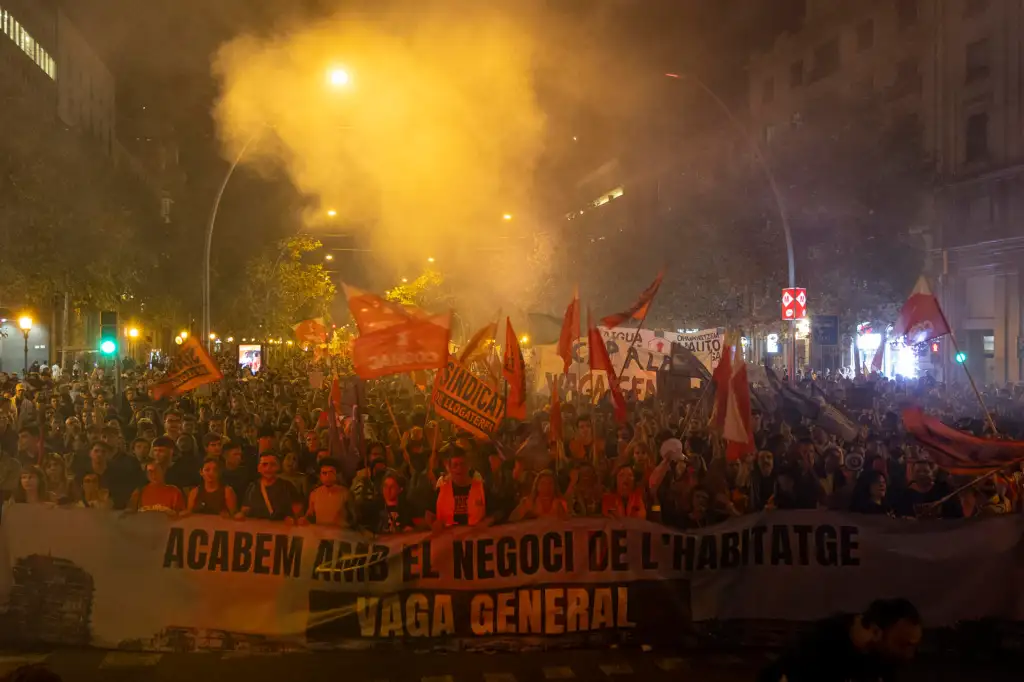 Disturbios tras una multitudinaria marcha por la vivienda en Barcelona