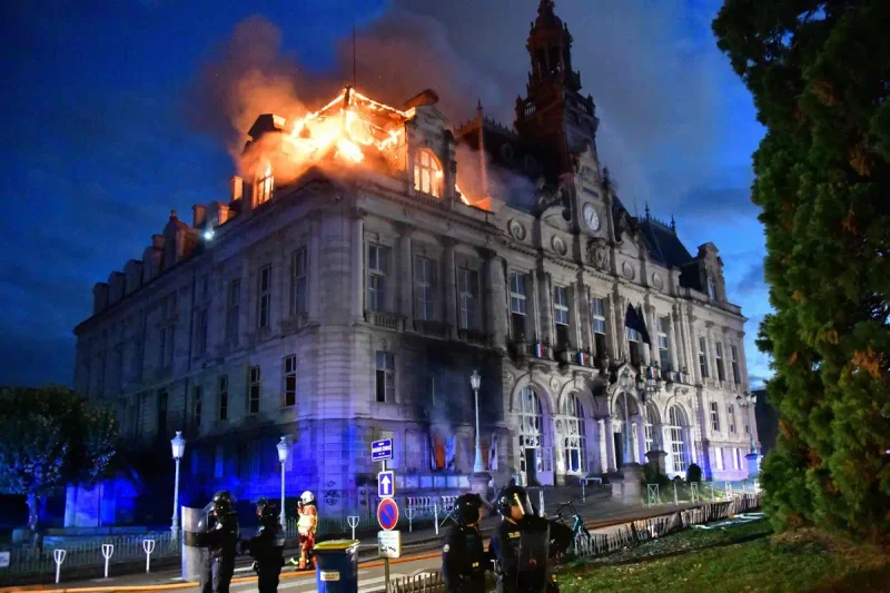 Casi 2 mil 400 detenidos dejan las protestas en Francia