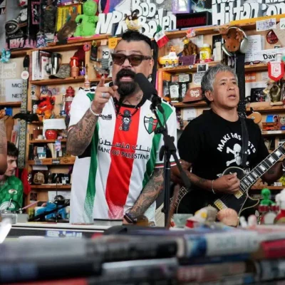 Panteón Rococó lleva mensajes por Palestina y desaparecidos a Tiny Desk