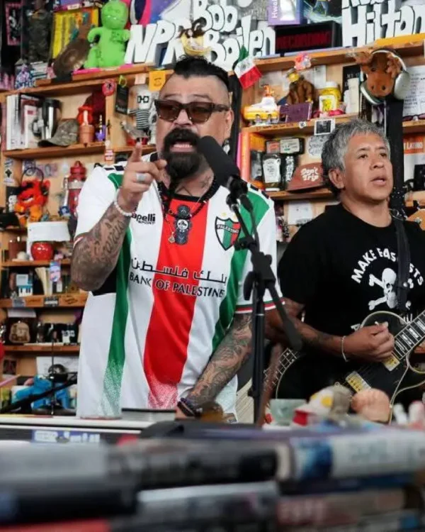 Panteón Rococó lleva mensajes por Palestina y desaparecidos a Tiny Desk