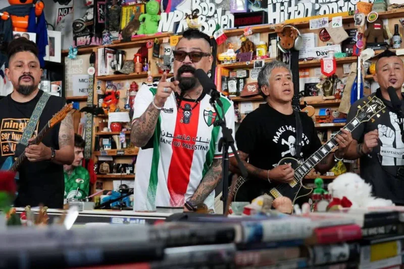 Panteón Rococó lleva mensajes por Palestina y desaparecidos a Tiny Desk