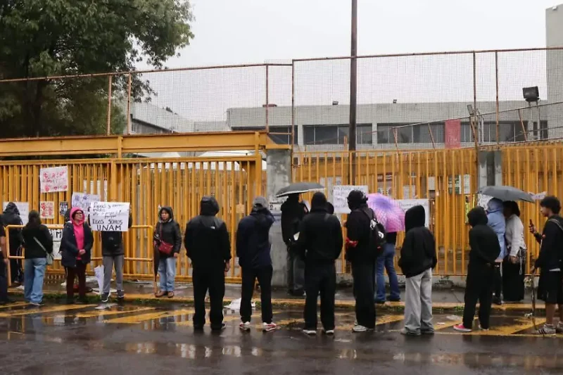 Estudiantes de la Prepa 1 de la UNAM protestan por denuncias de acoso